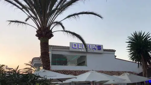 Ristorante di lusso non lo fa entrare, ha le scarpe sbagliate