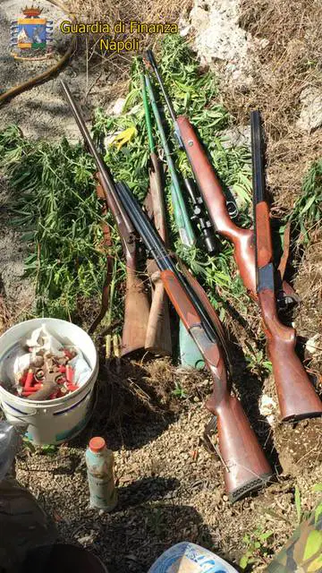 Blitz Gdf: scoperti armi e un "laboratorio" di fuochi d'artificio