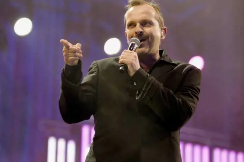 Madrid, rivolta in piazza contro le mascherine: Miguel Bose appoggia la protesta via social