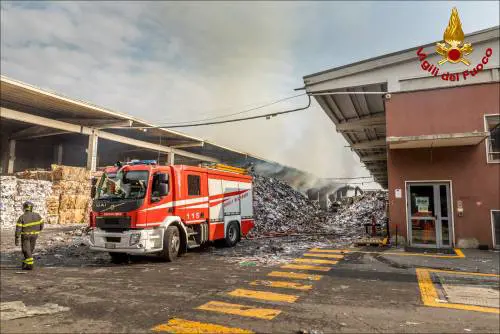 Nel capannone in fiamme c'erano cumuli fuorilegge