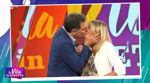 La vita in diretta, finale a sorpresa: Timperi bacia con impeto Fialdini
