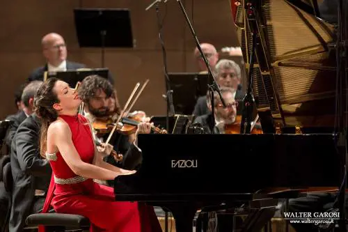 La musica per ricostruire Una pianista a fin di bene contro le ferite del sisma