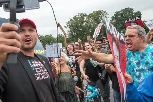 Usa, i dem ora sono disperati: ​puntano tutto sull'anti Clinton