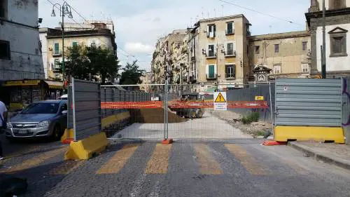 Napoli, via Carbonara in ginocchio per i cantieri