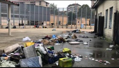"Fateci uscire da questo posto". E incendiano il centro rimpatri di Torino