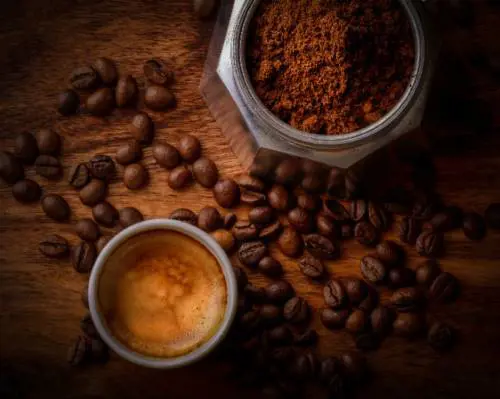 Bere caffè abbatte il rischio rosacea