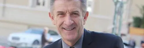 "Tagliate le corde vocali a Fedez", bufera sulla battuta di Greggio 