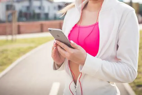 Guerra ai pedoni col telefono: arrivano le multe per chi attraversa distratto