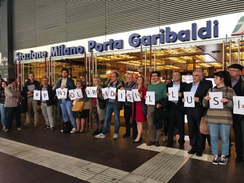 Milano, l'ira dei pendolari "I treni in caduta libera, serve blocco dei binari?"