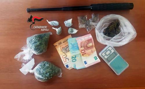 Due giovanissimi finiscono nei guai per droga