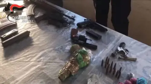 Camorra, maxi sequestro di armi e droga a Castello di Cisterna