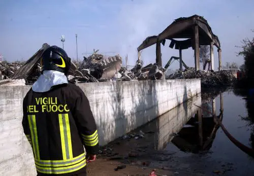 Sigilli alla ditta di rifiuti, Pm e antimafia indagano su chi ha acceso il rogo