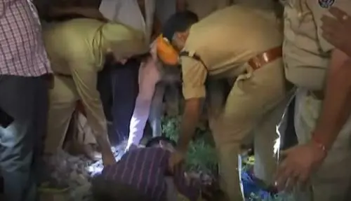 India, treno travolge folla: almeno 60 morti