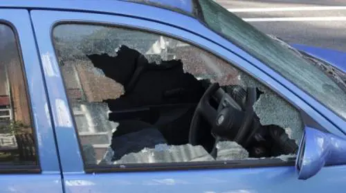 Bimba di 18 mesi si chiude in auto. Liberata dalla polizia