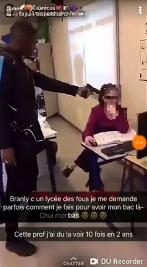 Francia, studente minaccia la professoressa con la pistola ad aria compressa