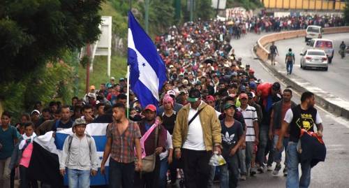 Il Messico blocca migliaia di migranti honduregni verso gli Usa 