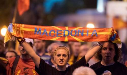 Macedonia, il parlamento dice sì al cambio del nome