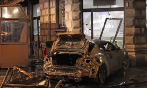 Piacenza, auto in fiamme dentro bar. Sfiorata strage in pieno centro