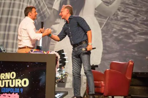 Renzi mattatore alla Leopolda: scherza con Bonolis e candida Rula Jebreal