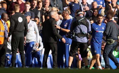 Chelsea-United, un collaboratore di Sarri provoca Mourinho: rissa sfiorata