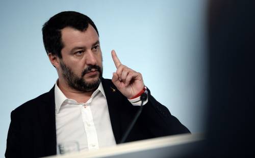 "Salvini iniziò a strillargli contro per farlo stare zitto". Il retroscena sul vertice