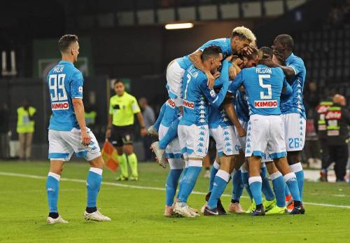Il Napoli vince 3-0 contro l'Udinese: azzurri a meno quattro dalla Juventus