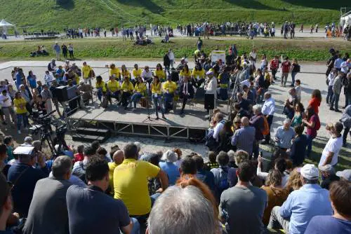 I militanti bocciano Salvini "È un falso, c'è solo San Luigi"