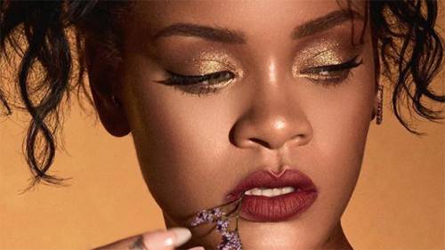 Rihanna, da cantante a youtuber per la sua linea di cosmetici