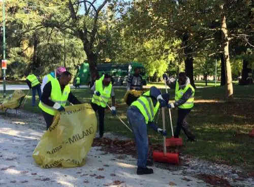 Profughi, "un' azione in comune" per ripulire i parchi della città