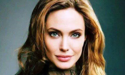 Angelina Jolie: bionda per un film ispirato ad Alice nel Paese delle Meraviglie 