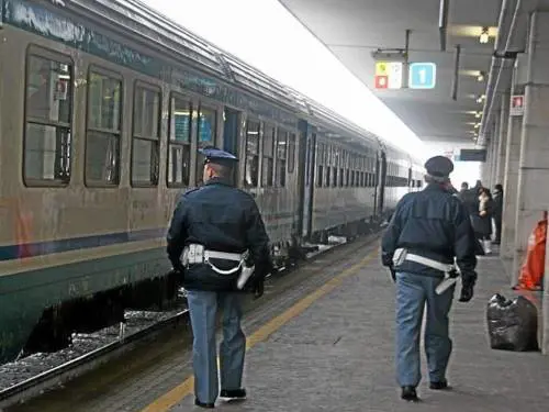 Minaccia e aggredisce agenti, ma il giudice lo libera subito