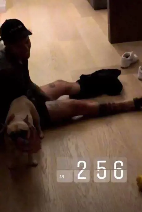 "Guardate, Fedez ubriaco senza pantaloni". E la Ferragni prende in giro suo marito
