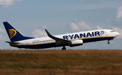 Ryanair, ora pagano pure i neonati (ma stanno in braccio)