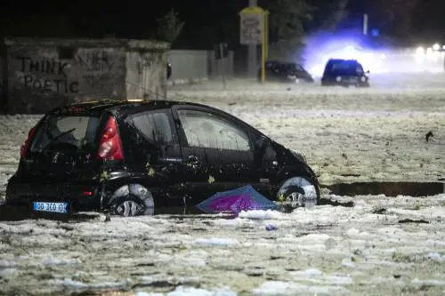Roma imbiancata dalla grandine, disagi e allagamenti in tutta la città