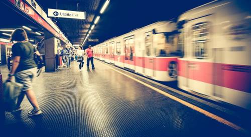 Una 15enne tenta il suicidio gettandosi sotto il metrò a Milano
