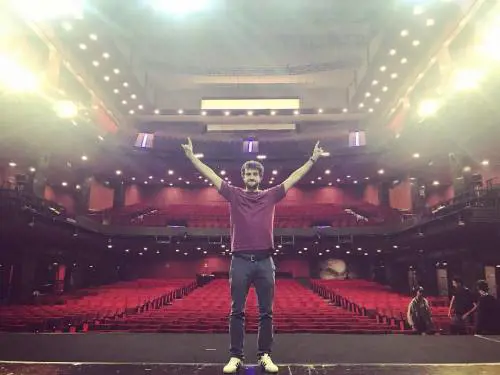 Edoardo Ferrario al Teatro Brancaccio e l’esilarante parodia dell’essere giovani