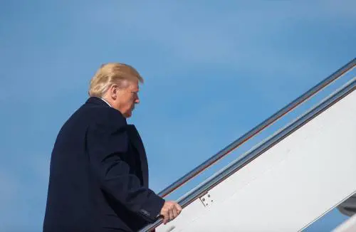 Trump a Parigi attacca Macron. E in casa scoppia la grana Stormy