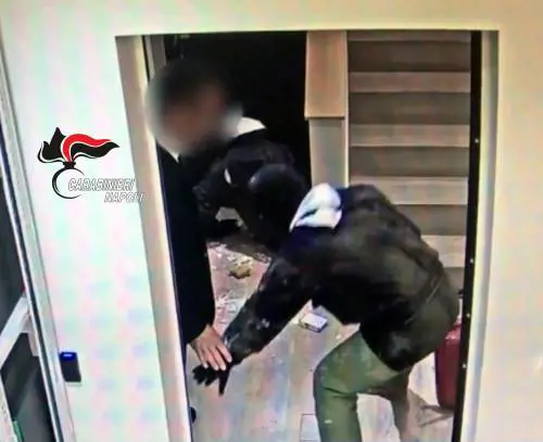 Presa "banda del buco" a Napoli: in video un colpo sventato 