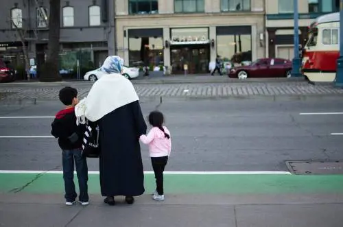 Migranti, famiglie e bambini bloccati in Bosnia al confine con la Croazia