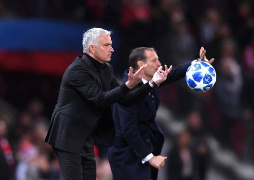 I tifosi della Juventus insultano Mou: lui risponde ricordando il Triplete con l'Inter