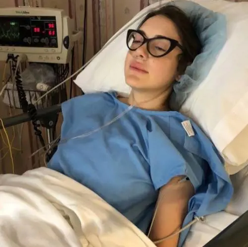 Ragazza si rifà il seno, ma le protesi la infettano: "È stato un avvelenamento"