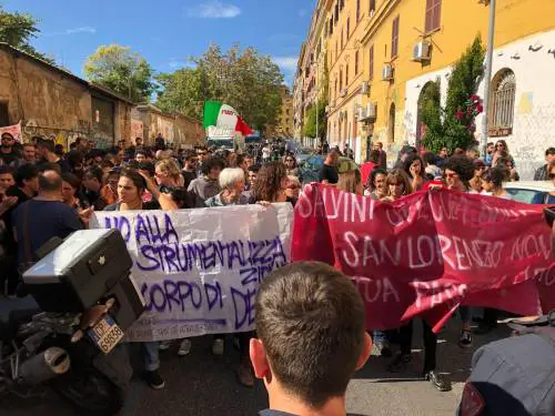 I centri sociali difendono gli immigrati stupratori