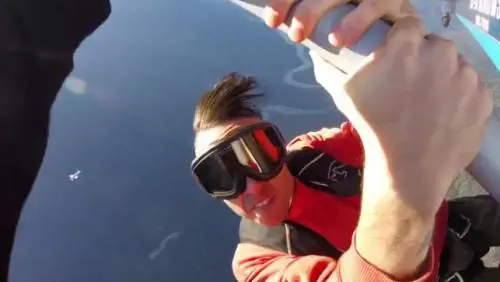 Rapper cade dall'aereo durante riprese videoclip: stava ballando su un'ala