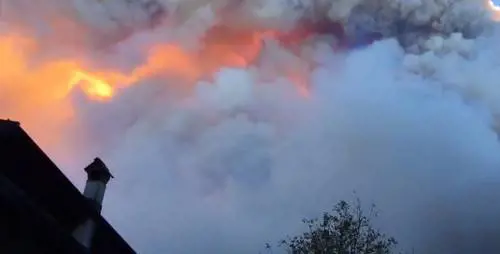 Belluno, enorme incendio nell'Agordino. Operazioni impedite dal vento