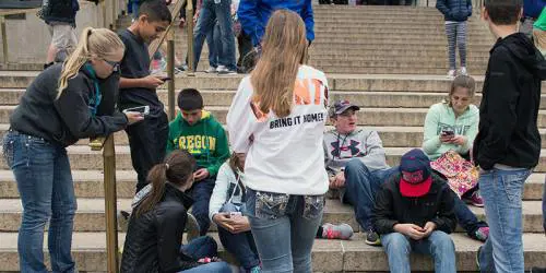 Lodi, ragazze si prendono a pugni, gli amici postano video sui social