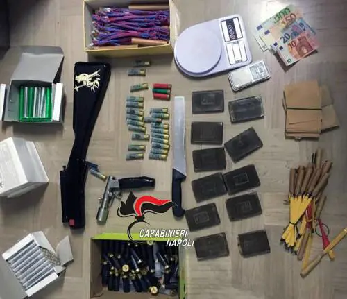 Droga, lanciarazzi e fuochi artificiali: una famiglia in manette