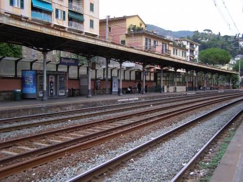 Rapallo, tragedia sfiorata: deraglia treno merci con materiale infiammabile