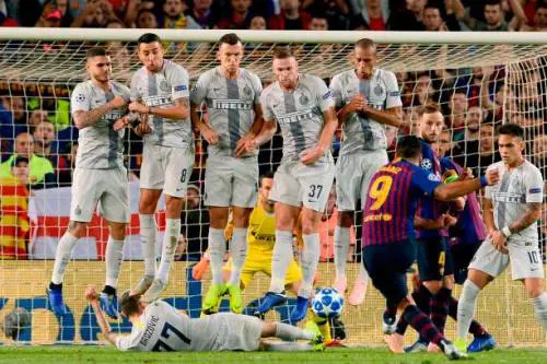 Inter, Brozovic lo rifà di nuovo: sdraiato dietro alla barriera contro la Lazio