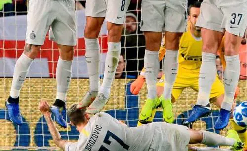 Il trucchetto di Brozovic: il croato disteso ribatte la punizione di Suarez
