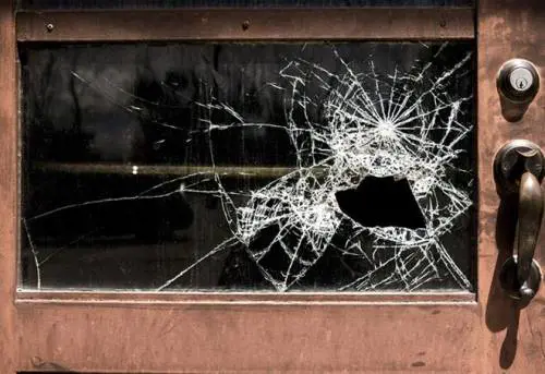 Cagliari, pakistano danneggia portone prefettura e cabina telefonica